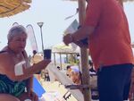 Цената на фрапето на плажа в Гърция започна да "горчи", чадъри и шезлонги се плащат отделно