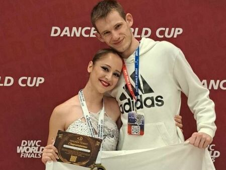 Гордост за Бургас! 16-годишната Ванеса грабна две световни титли на танцовите финали в Прага