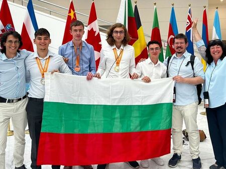 Българи с 3 медала на Международна олимпиада по биология, достойно представяне на ученик от Бургас