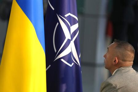 НАТО помага на Украйна да се съпротивлява срещу Русия, но не и да я победи