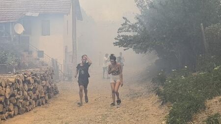Ямболското село Воден пламна, огънят пречи на евакуацията на хората