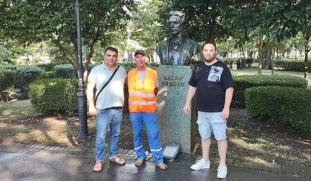 Братята Кеворк и Степан Дадурян почистиха паметника на Васил Левски