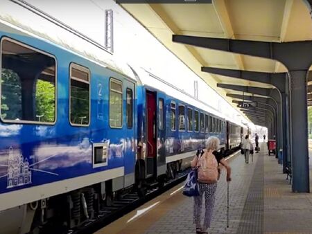 Ад в новите вагони на бързия влак от София до Бургас - климатиците не работят, а прозорците не се отварят