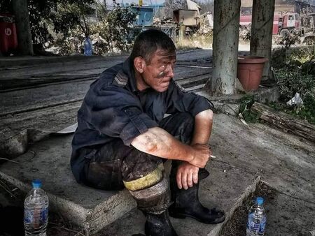 След часове борба с огнена стихия: Тази снимка на бургаски пожарникар разчувства всички