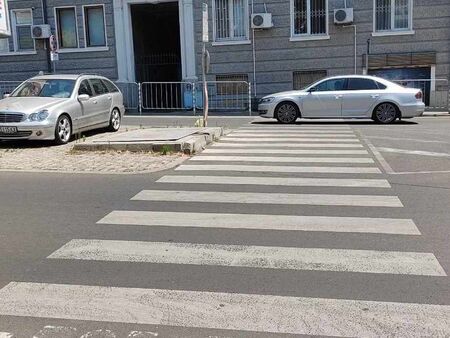 За безопасно пресичане! Да се сложи допълнителна маркировка на пешеходните пътеки в Бургас, предлагат съветници