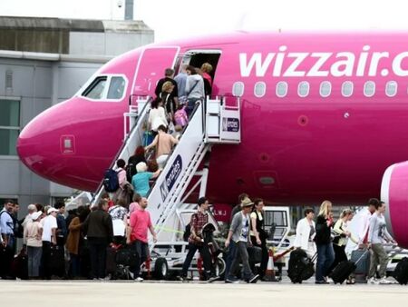 Брутално видео от самолет на WizzAir: Принудиха инвалид да пълзи на ръце до WC