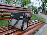 Софиянка си забрави чантата на пейка в Черноморец, туристка я намери - вътре само запалка, незначителна сума и превръзки
