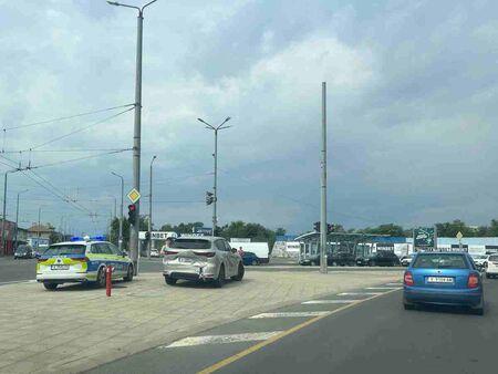 Катастрофа затапи ключово кръстовище в Бургас (СНИМКИ)
