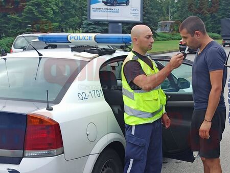 Не им ли писна?! Двама за денонощие останаха без автомобили заради алкохол и наркотици в Бургаско