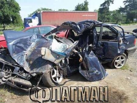 41-годишният шофьор на другата кола получил много тежки наранявания, починал е още в линейката
