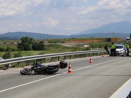Брутална катастрофа на АМ "Тракия" с моторист, пътят за Бургас е блокиран, съобщава се за загинали