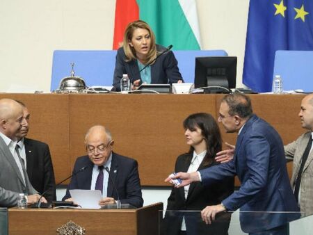 Цирк в парламента! Квестори пазят ген. Атанасов от депутати от БСП, за да не го набият