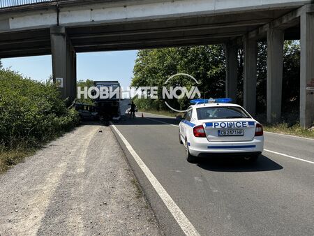 Кървава драма при челен сблъсък на Подбалканския път, шофьор загина