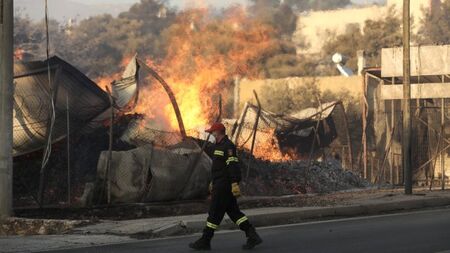 В Гърция горят блокове и къщи, страната зове Европа за помощ