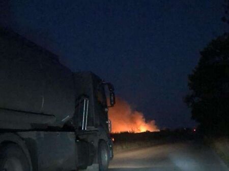 Извънредно! Голям пожар вилнее край бургаския кв. Долно Езерово, три пожарни се борят със стихията