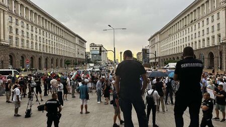 Протести "за" и "против" забраната за пропаганда на нетрадиционна сексуална ориентация в училище