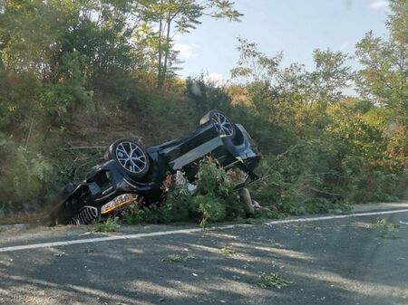 Борят се за живота на шофьора след ужасяващата каскада с джипа БМВ в Несебър