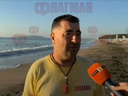 Drapeau rouge sur la plage de Bourgas en raison d'une excitation morte, appelant le sauveteur à ne pas entrer dans l'eau