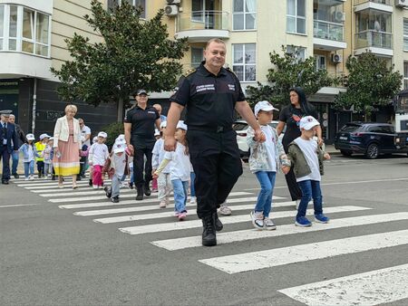 На първия учебен ден! Поставиха фигура на момченце на най-дългата пешеходна пътека в ж.к."Зорница"