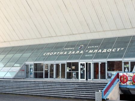 Бургазлии, дайте своето мнение за преустройството на спортна зала „Младост“