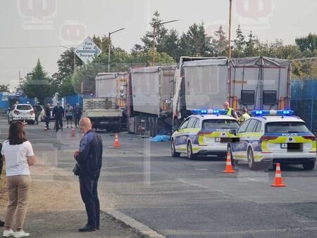 Извънредно! Жестока катастрофа на ул. "Крайезерна" в Бургас, двама са загинали