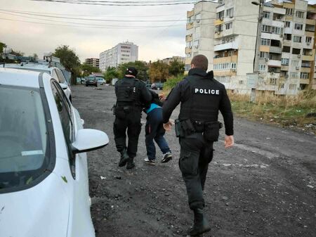 Извънредно! Трима арестувани при спецакцията на бургаската полиция, намерени са списъци с имена и дрога