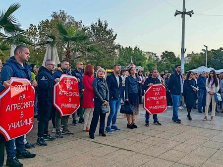 Дете забило молив във врата на съученик в Бургас, родители излязоха на протест