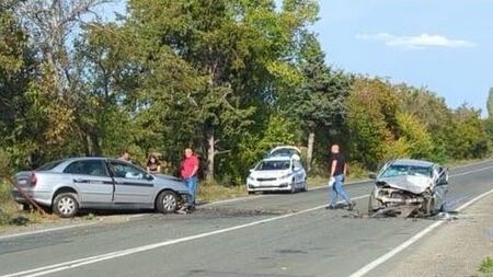 38-годишна картобатлийка, забила Опела си челно в Ситроен, вкара двете си деца в болница