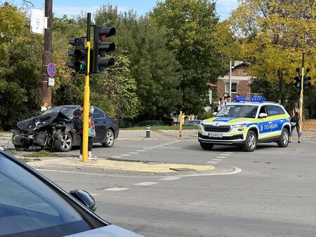 БМВ мина на червено и удари друг автомобил, има жертва?