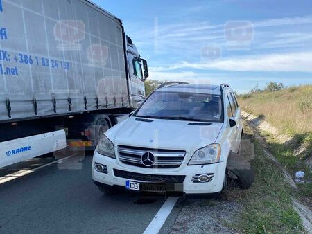 Шофьор е в болница след катастрофата с бял мерцедес на входа на Крушевец