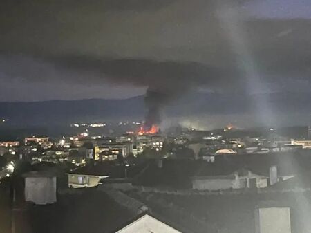 Извънредно! Голям пожар в цех за ядки в Карнобат