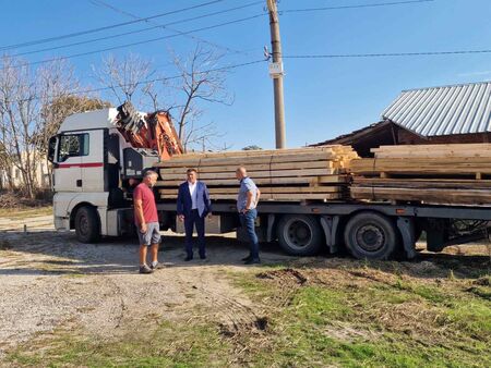 ЮИДП дари дървен материал за възстановяването на изгоряла кравеферма