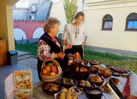 Съпругата на Пламен Бобоков блесна в галерията на Ники Младжов (СНИМКИ)