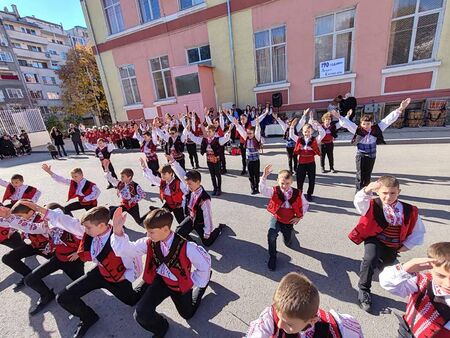 Най-масовото изпълнение на "Хубава си, моя горо" огласи ОУ "Любен Каравелов" в Бургас