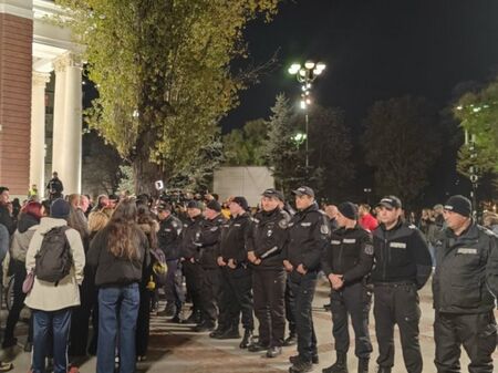 Протест и контрапротест пред Народния театър тази вечер