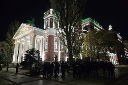 Трето представление на "Оръжията и човекът" - какво е положението пред Народния театър