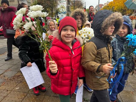 Малки бургазлии спряха движението на оживено кръстовище в града (ВИДЕО)