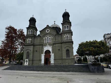 Наглият апаш, обрал кутия с дарения от бургаска църква, бил маскиран като жена