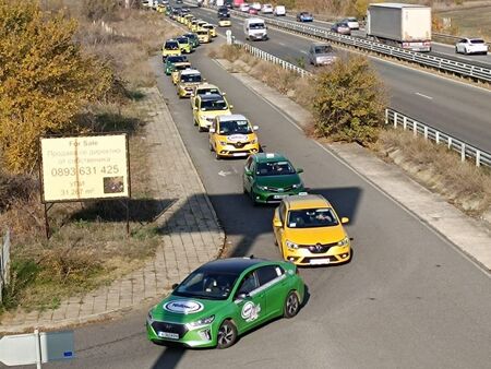 Таксиджиите в Бургас ревнаха: Тея пари да не ги вадим с лопатите, ще вдигнем цените тройно (ОБНОВЯВА СЕ)