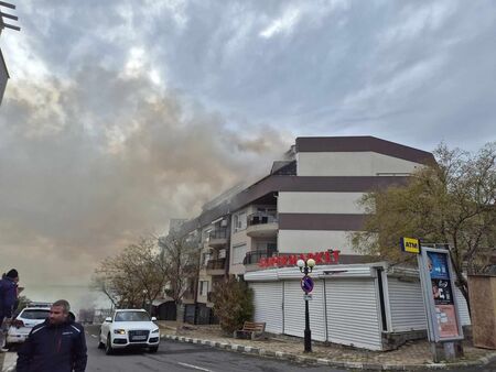 Огънят изпепели покрив на жилищна сграда Голям пожар избухна в