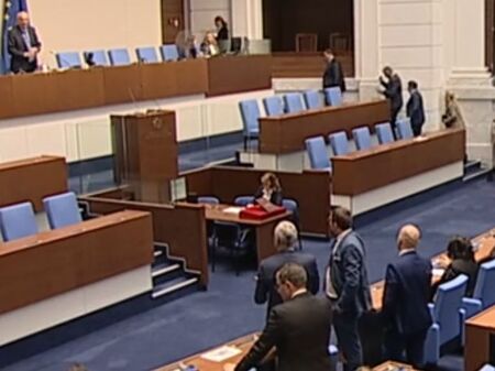 Има ли изход от парламентарната криза? БСП инициира разговори с пет групи