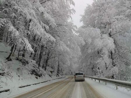 Meteo Balkans: Снежна виелица блокира половин България, метър сняг ще натрупа до часове