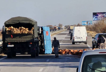 Камион на военните катастрофира на автомагистрала "Тракия", шофирайте внимателно!