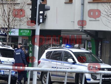 Полиция блокира оживена улица в центъра на Бургас. Вижте причината