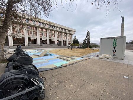 Ледената пързалка се строи в Бургас, но ще позволи ли времето да я използваме