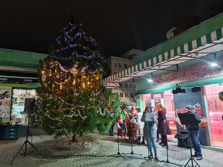 Пазарът „Краснодар” в Бургас готов за Коледа - светна празничната елха (СНИМКИ)