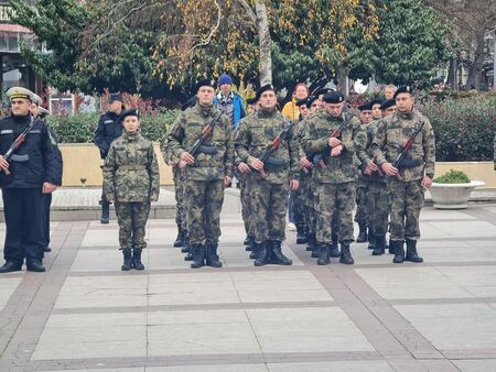 НА ЖИВО: Тържествено издигане на знамената пред Община Бургас