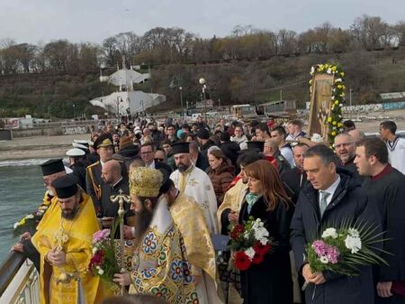 Бургас почете загиналите рибари и моряци със заупокойна молитва и ритуал