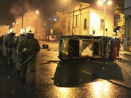 Сблъсъци и палежи в Атина по повод 16 години от убийството на младеж от полицията