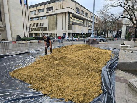 Изсипаха голямо количество пясък пред Общината, готвят нещо невиждано (СНИМКИ)